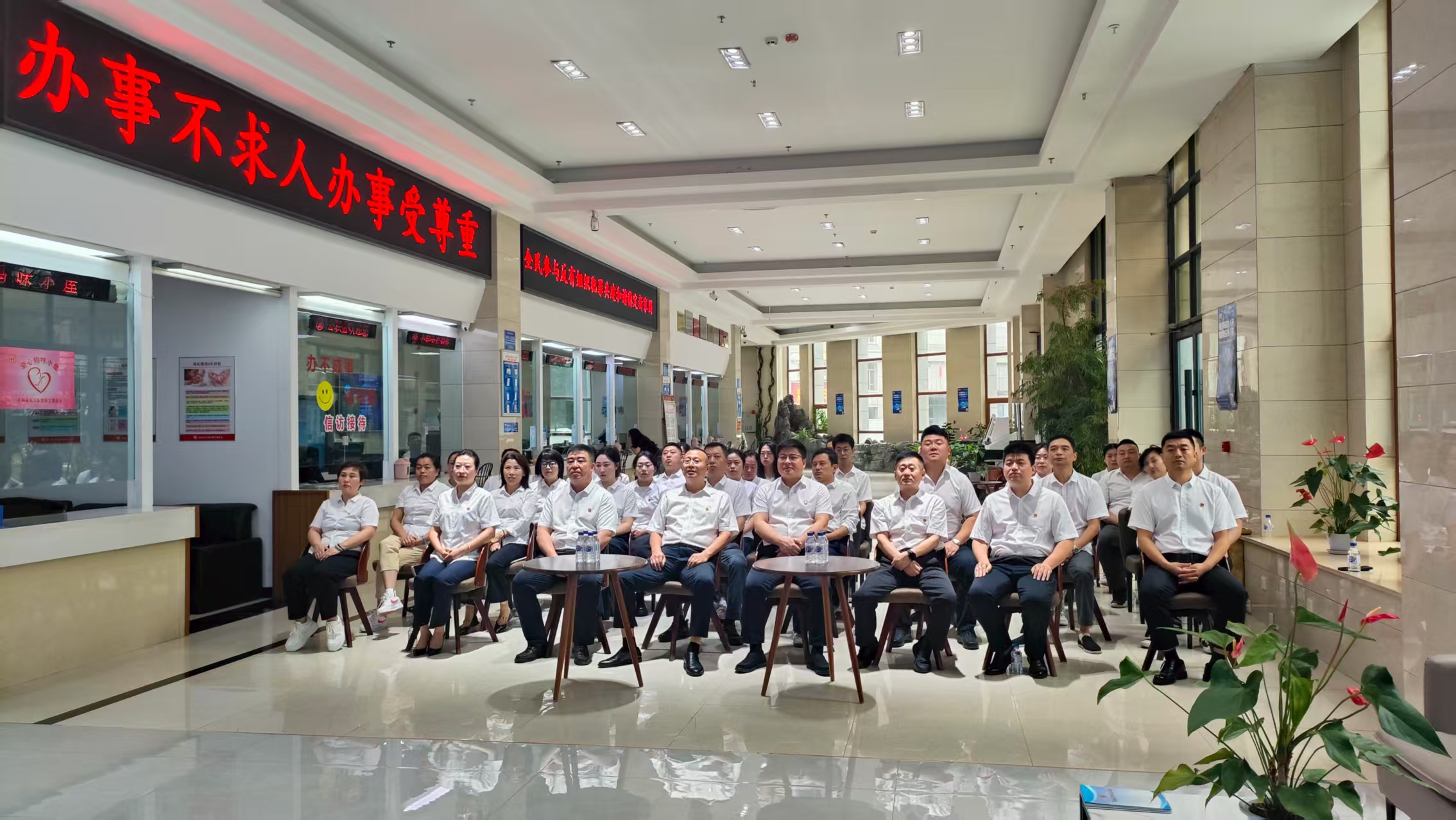 从伟大抗战精神中汲取奋进力量，市住房公积金管理中心集中观看九三阅兵
