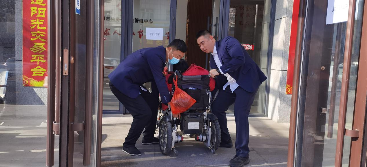 辽源市住房公积金管理中心服务大厅——轮椅上的温暖